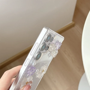 Dettaglio custodia Samsung glitter trasparente con fiori 3D e perle applicate