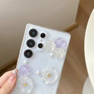 Dettaglio custodia Samsung Galaxy S23 Ultra glitterata con fiori 3D e perle
