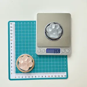 Detailed view of cat paw phone holder showing 35.9g weight on scale and dimensions