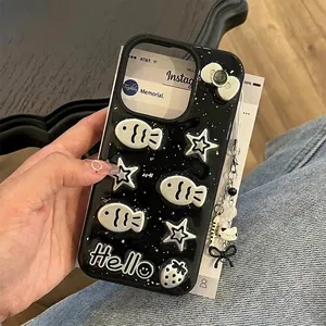 Custodia iPhone nera con pesci 3D argento, stelle, fragole e cinturino di perle