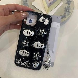 Dettaglio custodia iPhone nera con pesci 3D argentati, stelle e cinturino Y2K
