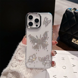 Détail du motif papillon en strass de luxe sur une coque transparente pour iPhone