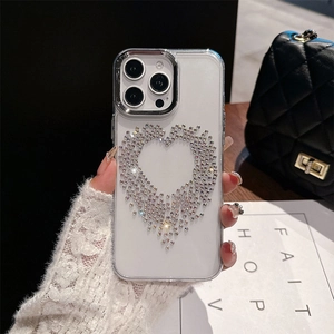 Vue détaillée de la coque iPhone 16 Pro Max avec cœur en strass et protection d'objectif
