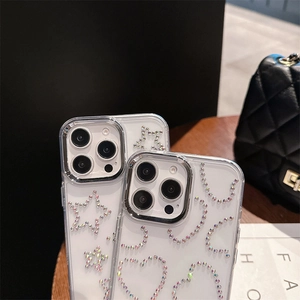 Détail macro de la coque iPhone transparente avec étoiles et cœurs en strass brillants