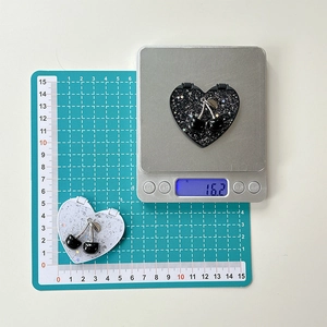 Weight measurement of heart-shaped portable makeup mirror with cherry sequins
