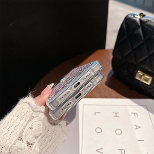 Gros plan détaillé des découpes précises pour le chargeur sur une coque luxe en strass