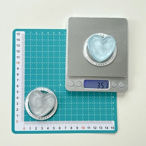 Macro view showing dimensions and 35.1g weight of the heart-shaped magnetic phone grip