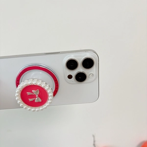 Support de téléphone en perles magenta avec nœud argenté sur smartphone blanc chic