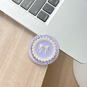 Détail du support téléphone violet avec perles, nœud argenté et texte gravé