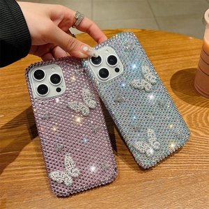 Coque iPhone 16 Pro Max ornée de papillons en strass scintillants roses et bleus brillants