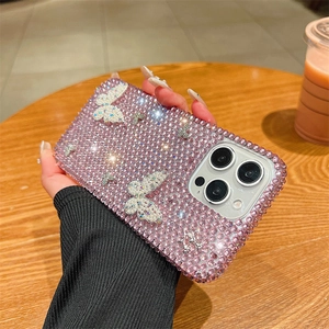 Vue détaillée de la coque rose luxueuse avec strass et papillons 3D en perles