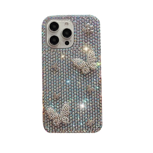Coque iPhone de luxe avec strass et papillons en cristal 3D sur fond blanc épuré
