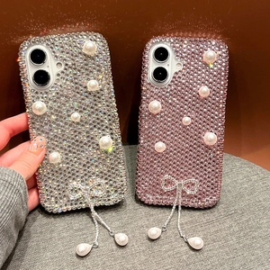 Coque iPhone luxe avec strass, perles et pendentif nœud à pompon en rose et argent