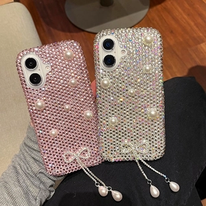Détails de la coque iPhone de luxe avec strass, nœud en cristal et pompons en perles
