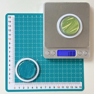 Dettaglio del supporto per telefono Magsafe con motivo a onde blu e peso di 18,8 g