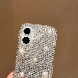 Vue détaillée d'une coque iPhone de luxe ornée de strass brillants et de perles blanches