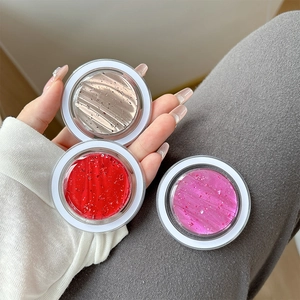 Dettaglio macro del set di tre gel glitterati in contenitori argento, rosso e rosa