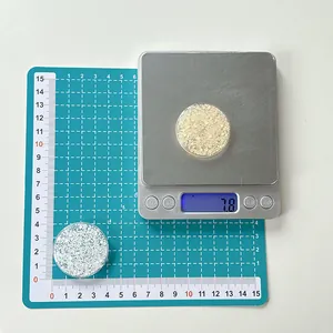 Vue détaillée d'un support de téléphone à paillettes de 30 mm pesant 7,8 g sur une balance