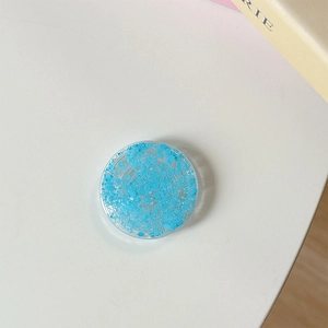 Vue rapprochée du support de téléphone circulaire avec paillettes bleu ciel irisées