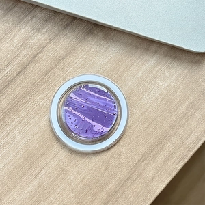 Macro del supporto MagSafe in marmo viola con glitter e anello in metallo argento