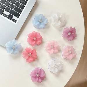 Support téléphone fleur 3D en mousseline avec perle en bleu ciel, rose et blanc