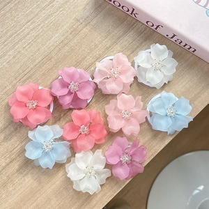 Lot de 10 supports de téléphone fleur aux pétales givrés translucides et perles centrales