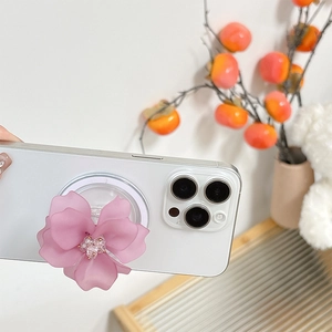 Vue détaillée d'un support de téléphone en forme de fleur rose multicouche avec perles