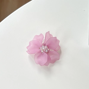 Détail d'un support de téléphone fleur 3D en résine mate avec des perles de cristal roses