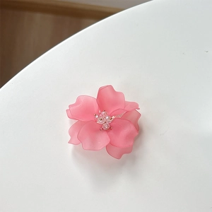 Détail du support de téléphone fleur rose avec pétales dépolis et centre en perles