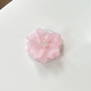 Vue détaillée d'un support de téléphone fleur rose avec pétales givrés et perles