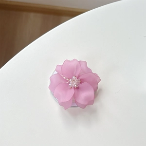 Détail macro d'un support de téléphone fleur 3D rose translucide avec perles centrales