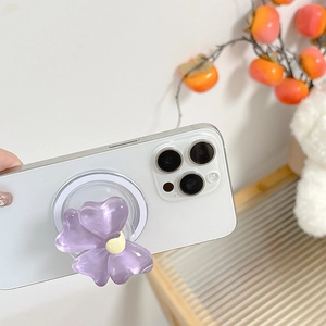 Gros plan d'un support MagSafe fleur violette sur coque blanche avec décor floral doux