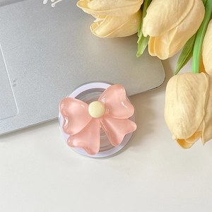 Détail d'un support de téléphone en forme de nœud rose translucide avec base magnétique
