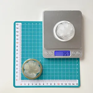 Detail showing cat paw phone holder weight of 35.7g and 4.5cm size on a scale