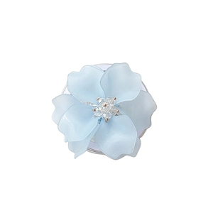 Support de téléphone fleur 3D bleu clair en résine avec pétales translucides et perle