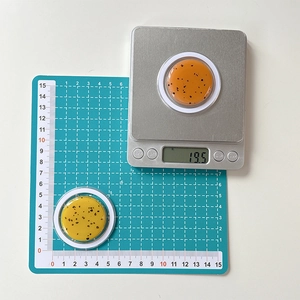 Detail showing 4.5cm yellow glitter Magsafe phone grip weighing 19.5g on electronic scale