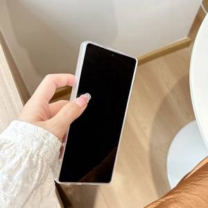 Gros plan détaillé d'une coque de protection transparente avec bords arrondis et clairs