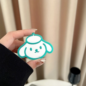 Détail du support de téléphone chiot avec miroir intégré tenu dans la main
