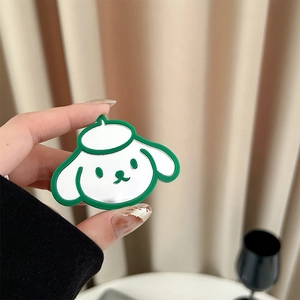 Détail d'un support de téléphone chien Pochacco avec béret vert et miroir intégré