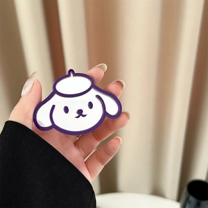 Détail du support de téléphone Pompompurin avec finition brillante tenu en main