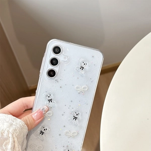 Λεπτομέρεια θήκης Samsung S25 με τρισδιάστατο αρκουδάκι και φιόγκο από πέρλες