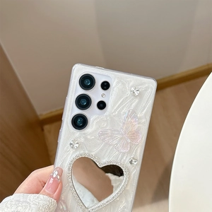 Détail d'une coque Samsung S24 Ultra avec miroir cœur, texture perlée et papillon 3D