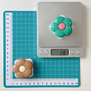 Macro view of flower phone grip with compact mirror, showing 40mm size and 28g weight