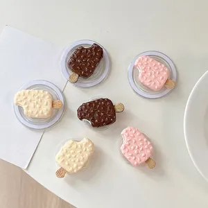 Süße Eiscreme-Handyhalterung mit strukturierten Belägen in Schokoladen- und Rosa-Tönen