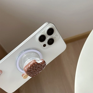 Kreativer 3D Schokoladeneis Handyhalterung Griff auf einem weißen Smartphone
