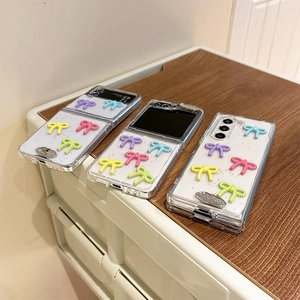 Detailansicht der klaren Hülle mit bunten 3D-Schleifen für Samsung Galaxy Z-Modelle