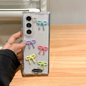 Makro-Detail der klaren Galaxy Z Fold Hülle mit Glitzer und bunten 3D-Harzschleifen