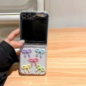 Detail der klaren Samsung Z Flip Hülle mit bunten 3D-Spiralbögen und poliertem Design
