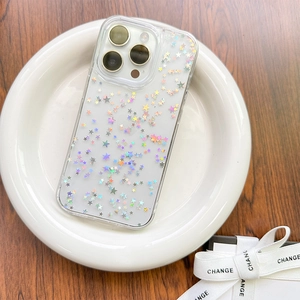 Dettaglio macro della custodia iPhone trasparente con motivi a stelle laser olografiche
