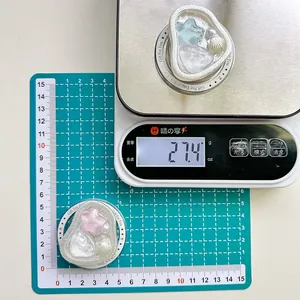 Dettaglio del supporto per telefono marino che mostra il peso di 27,4g e dimensioni 4x5cm